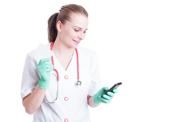 Schöne glückliche Ärztin mit Visitenkarte und Handy — Stockfoto