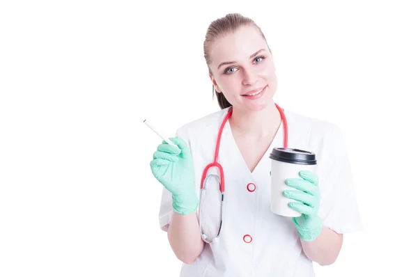 Doctora joven fumando y bebiendo café — Foto de Stock