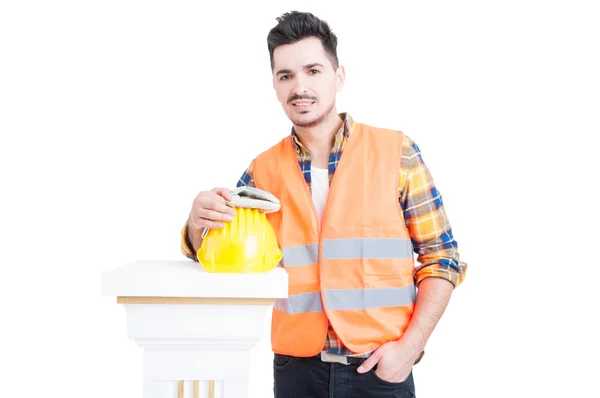 Pohledný konstruktor nebo inženýr stojící poblíž oděvů cukrář — Stock fotografie