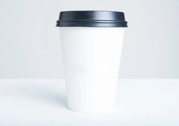 Pauze tijd koffie concept met papier beker met kunststof top — Stockfoto