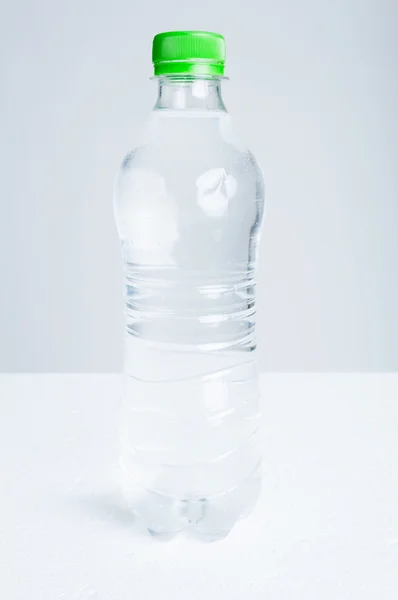 塑料瓶的纯净水作为水化概念 — 图库照片