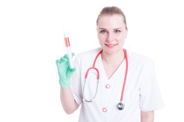 Gülümseyen ve bir şırınga tutarak genç kadın doktor portresi 
