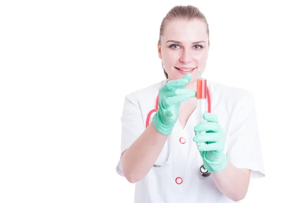 Smiling medical doctor holding syringe and getting ready for inj — Stock Photo, Image