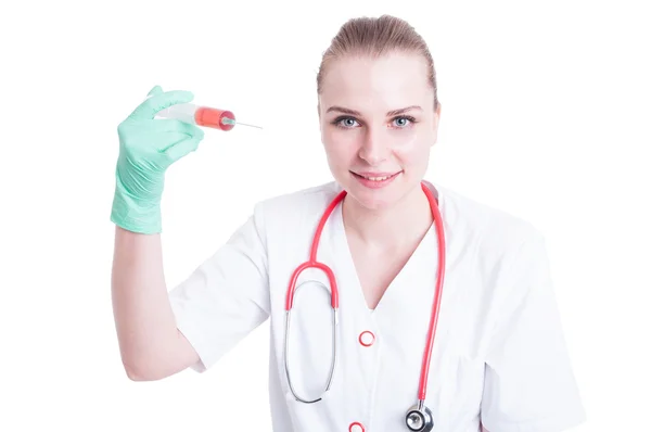 Mulher feliz bonita médico com uniforme de proteção e seringa — Fotografia de Stock