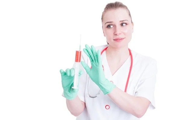 Conceito de rejeição da vacina com médico fêmea e uma seringa em ele — Fotografia de Stock