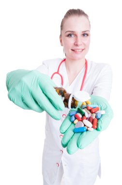 Güzel gülümseyen doktor hap ve kapsül bir kavanoz holding