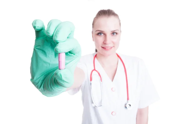 Closeup της ροζ χάπι στο χέρι χαρούμενα γιατρός — Φωτογραφία Αρχείου