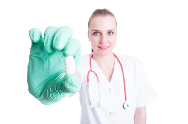 Hermosa joven doctora con cápsula en la mano —  Fotos de Stock