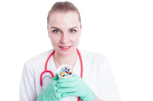 Nahaufnahme Porträt einer Ärztin mit einer Tasse Pillen — Stockfoto