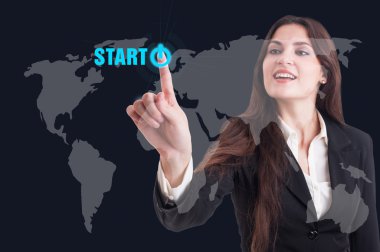 İş kadını dijital şeffaf scre üzerinde Başlat düğmesine basarak
