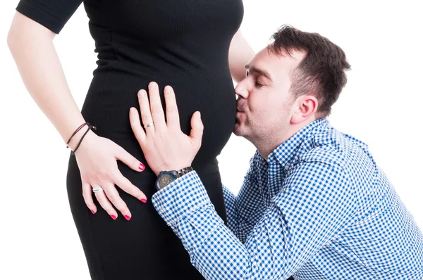 Concept couple heureux avec mari embrasser sa femme enceinte cloche — Photo
