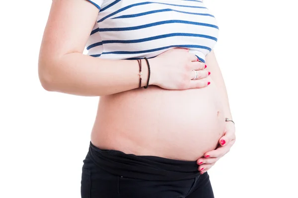 Close-up da mulher grávida com as mãos sobre a barriga — Fotografia de Stock