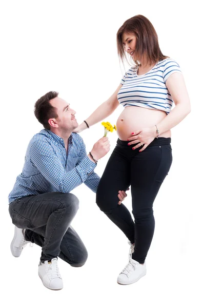 Mari donnant des fleurs à sa belle femme enceinte — Photo