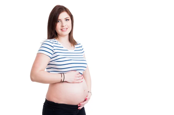 Bella donna incinta sorridente accarezzare la pancia — Foto Stock