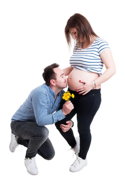 Charmant couple avec mari câlin sur femme enceinte — Photo