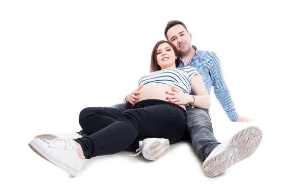 Šťastné a zdravé těhotenství koncept s mladou matkou a otcem — Stock fotografie
