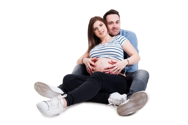 Famille heureuse avec jeune couple de mari et femme enceinte — Photo