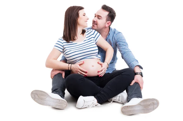 Jovem casal familiar juntos sorrindo e esperando por um bebê — Fotografia de Stock