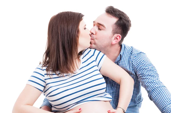 Portrait de couple aimant avec le futur papa embrassant sa femme — Photo