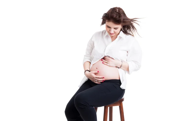 Mödravård koncept med vackra gravid håller hennes mage — Stockfoto