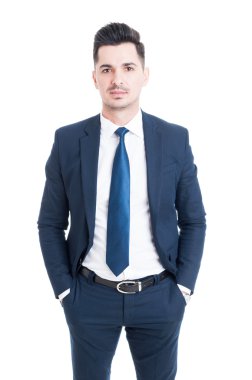 Genç ve yakışıklı satıcı üzerinde izole beyaz adam ayakta