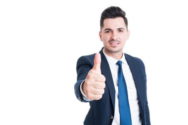 Kendine güvenen genç işadamı gestu gibi gösterilen Mavi takım elbise