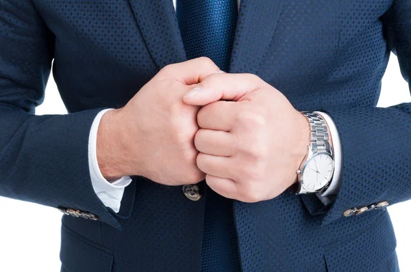 Close-up com mãos de empresário fechando jaqueta terno elegante — Fotografia de Stock
