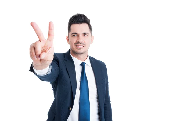 Продавець, який показує номер два мир або жест перемоги — стокове фото