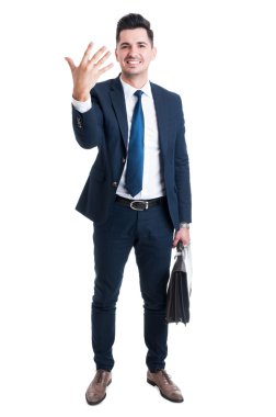 Satış adam ayakta tutan evrak çantası ve gösteren beş numara