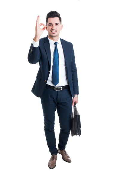 Podnikatel, zobrazeno vynikající nebo perfektní gesto stojící — Stock fotografie