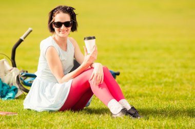 Neşeli güzel kadın bir fincan kahve dışında rahatlatıcı