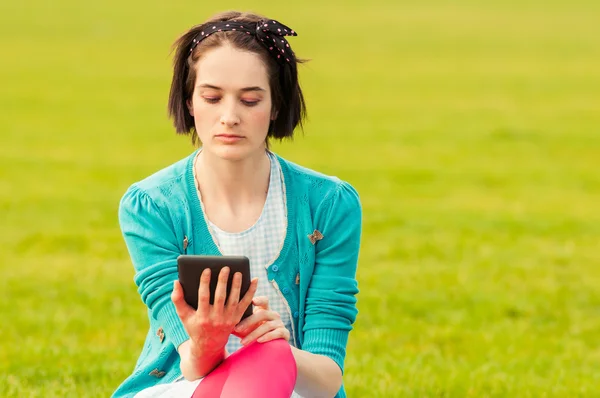 Nahaufnahme Porträt einer jungen Hipster-Frau mit Tablet im Park — Stockfoto