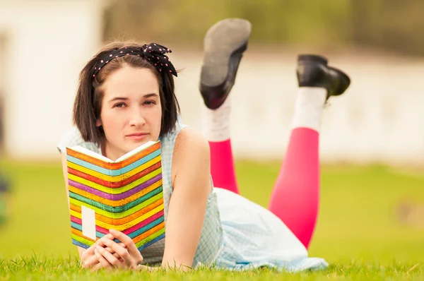 Ritratto di bella donna che tiene un libro e sta fuori — Foto Stock