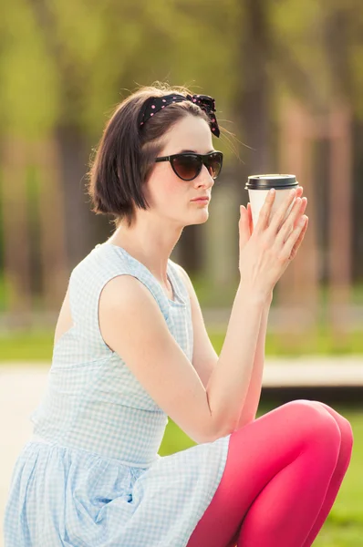 Concetto di pausa caffè con donna che beve espresso all'esterno — Foto Stock