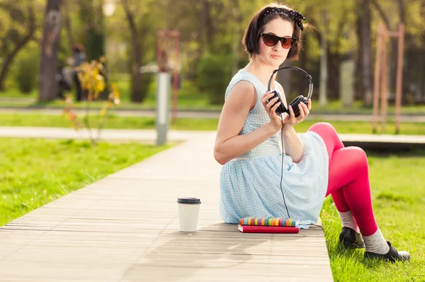 Concetto Freetime con femminile relax all'aria aperta con musica e co — Foto Stock