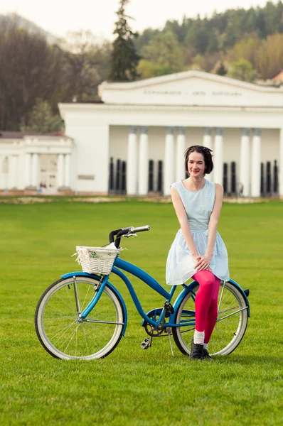 快乐的时髦女人享受春天骑在自行车上的肖像 — 图库照片