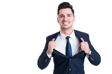 Güçlü ve kendine güvenen genç satıcı onun takım elbise ceket açma