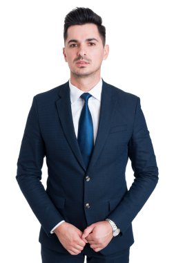 Zarif ve yakışıklı satıcı ayakta