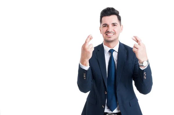 Fiducioso venditore sorridente o uomo d'affari che fa buona fortuna gestu — Foto Stock