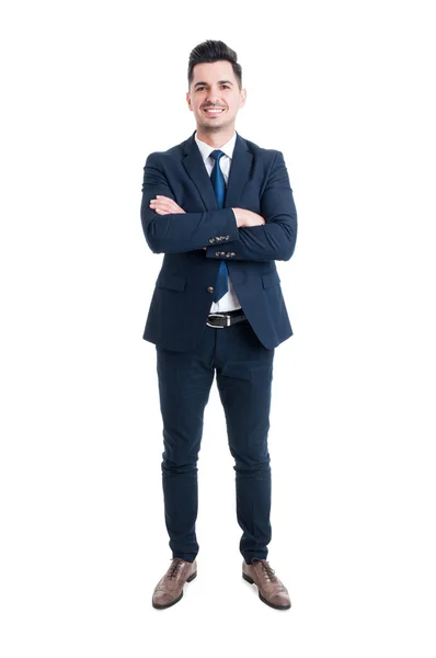 Uomo d'affari fiducioso in piedi con le braccia incrociate e sorridente — Foto Stock
