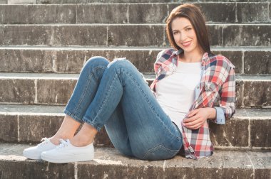 Neşeli hippi erkek dışında üzerinde taş merdivenle dinlenme 