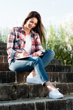 Neşeli kadın dışında rahatlatıcı ve günlüğüne yazma