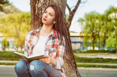 Genç hippi READI tazelik ve yaz gevşeme konseptiyle