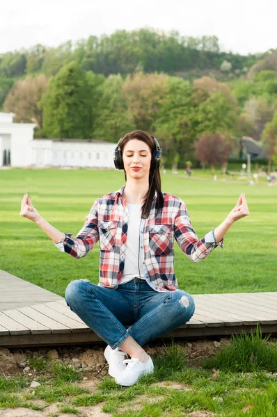 이어폰 듣기 음악와 meditati와 아름 다운 젊은 여자 — 스톡 사진