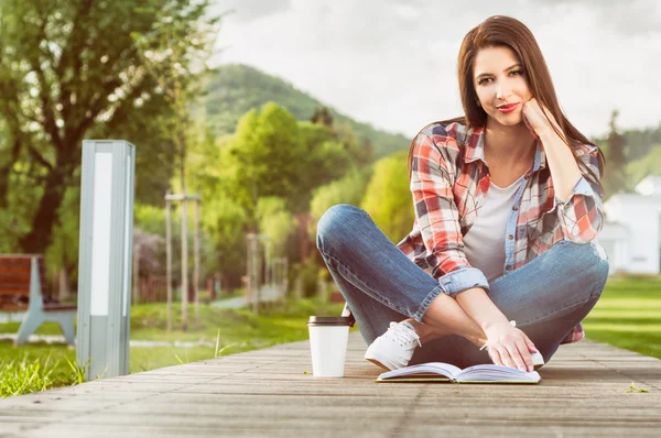 Conceito de relaxamento ao ar livre com bela mulher lendo um livro — Fotografia de Stock
