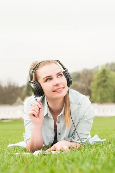 Menina muito despreocupado ouvir música durante o tempo de recreação — Fotografia de Stock