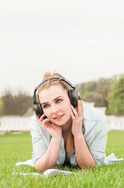 Genç hipster kız portresi açık havada rahatlatıcı ve dinleme m — Stok fotoğraf