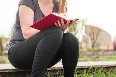 Bir günlük tutarak ve parkta rahatlatıcı genç kadın