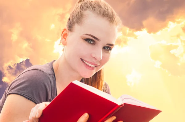 Mooie vrouw in close-up zoekt blije en lachende — Stockfoto