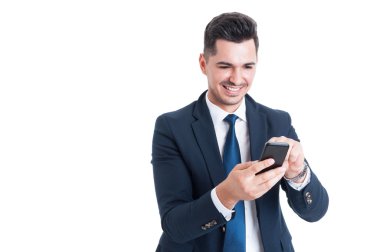 Hareket eden smartphon ekranının dokunmadan yakışıklı gülümseyen iş adamı